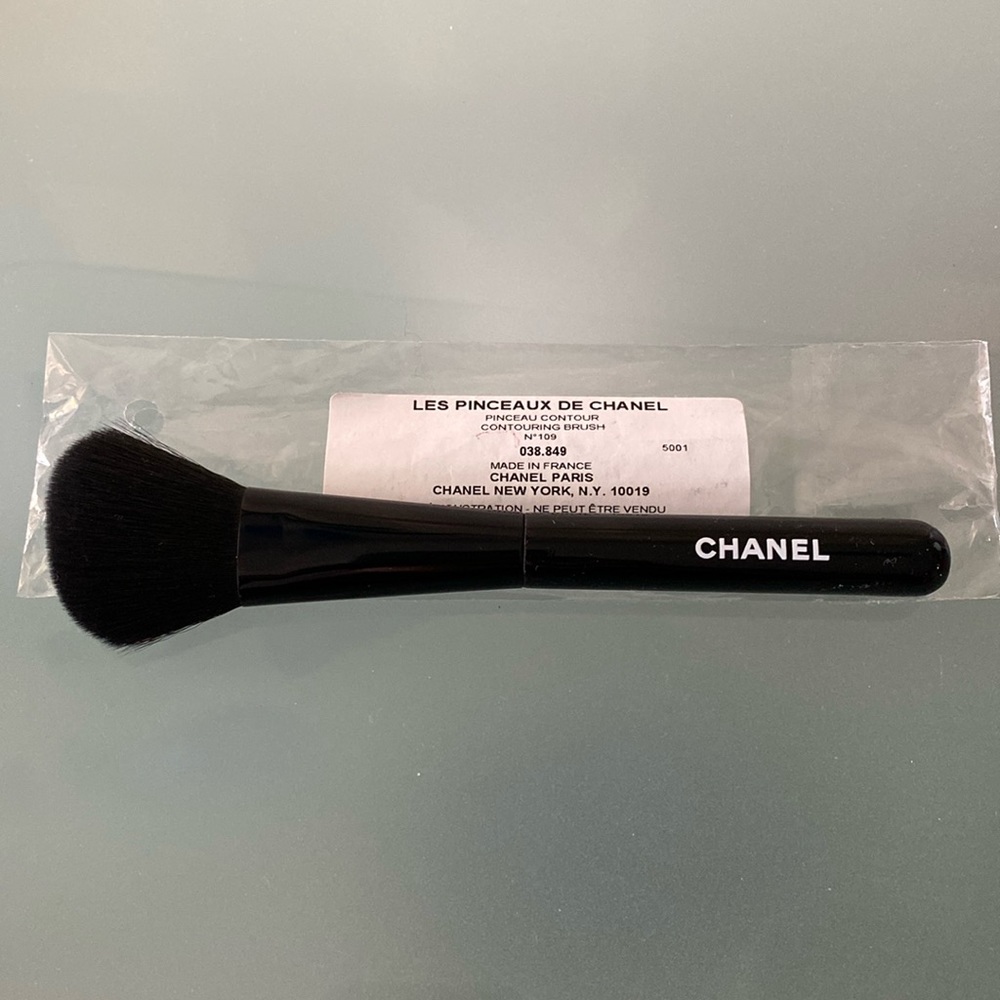 NEW AUTH CHANEL
LES PINCEAUX DE CHANEL
Contouring Brush N°109